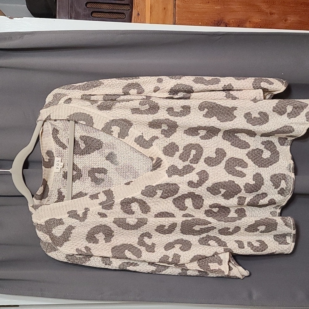 POL Womens Oversized V-neck Sweater Animal Print Tan Lightweight Size L EUC